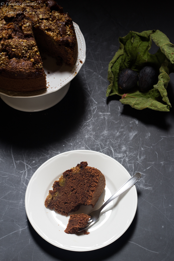 Torta vegan ai fichi, una leggera torta all'acqua arricchita da fichi freschi e granella di pinoli e un goccio di brandy.