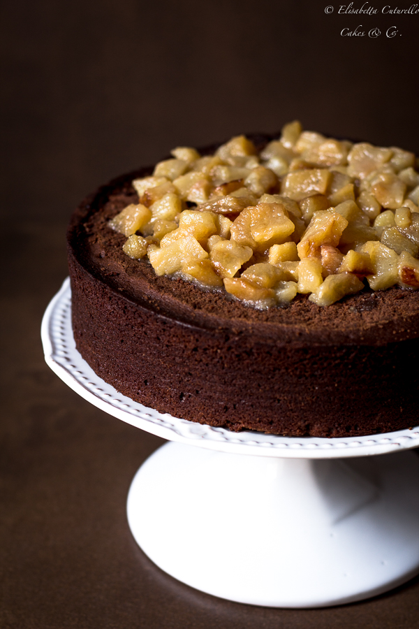 Torta al cioccolato nocciola ricotta e pere caramellate