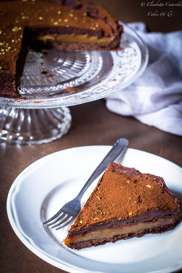 Crostata con frolla al cacao caramello salto e ganche al cioccolato fondente