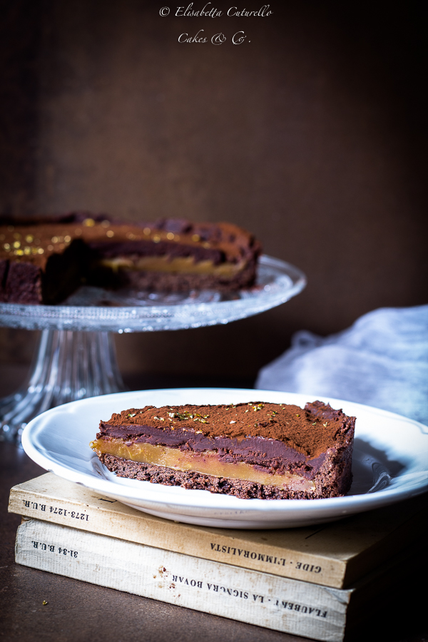 Crostata con frolla al cacao caramello salto e ganche al cioccolato fondente