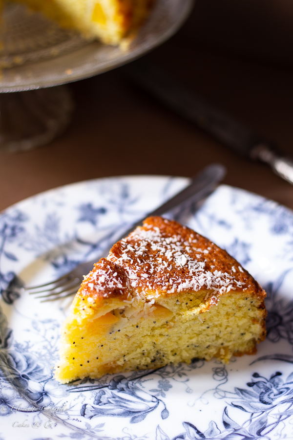 Torta alle pesche cocco e semi di papavero fetta