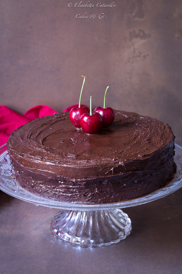 Torta con sciroppo d'acero nocciole finta composta di ciliegie