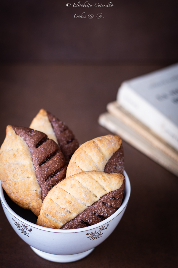 Biscotti foglia al cacao mandorle e vaniglia