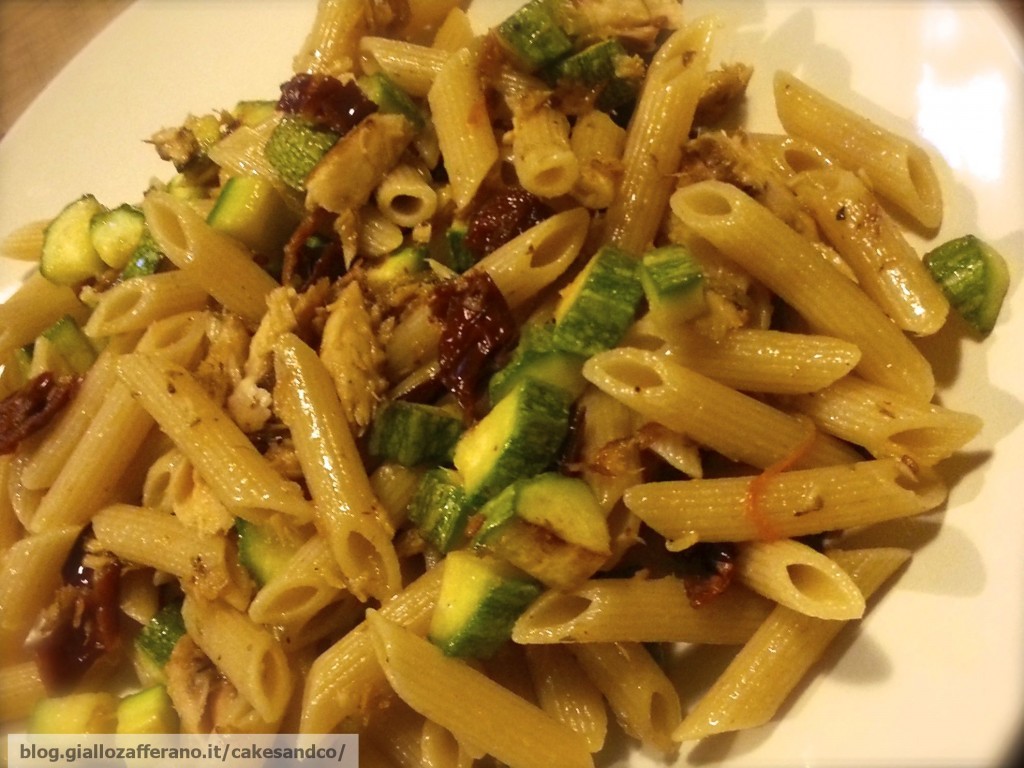 Pasta zucchine, sgombro e pomodori secchi