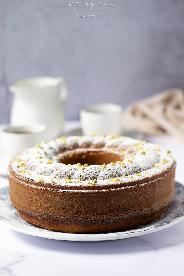 Ciambella al latte caldo e pistacchi