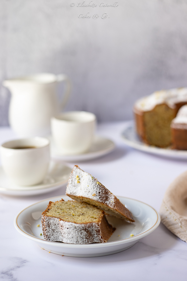 Ciambella al latte caldo e pistacchi fette