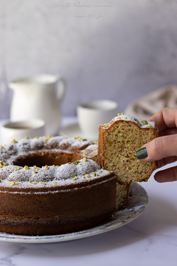 Ciambella al latte caldo e pistacchi mano