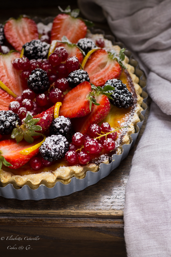 Crostata ricotta e frutti di bosco con frolla vegan al sesamo è una crostata leggera. La crema di ricotta e yogurt ha una consistenza leggera ma cremosa. I frutti di bosco sono ricchi di vitamine e antiossidanti. Inoltre la frolla senza uova e burro, ma arricchita dai semi di sesamo è molto più leggera di una frolla comune.