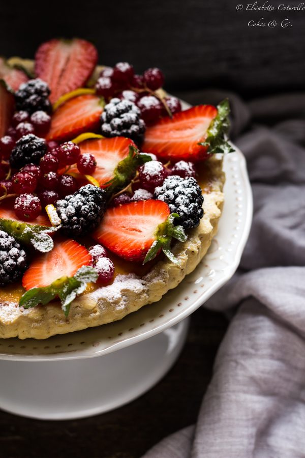 Crostata ricotta e frutti di bosco con frolla vegan al sesamo è una crostata leggera. La crema di ricotta e yogurt ha una consistenza leggera ma cremosa. I frutti di bosco sono ricchi di vitamine e antiossidanti. Inoltre la frolla senza uova e burro, ma arricchita dai semi di sesamo è molto più leggera di una frolla comune.