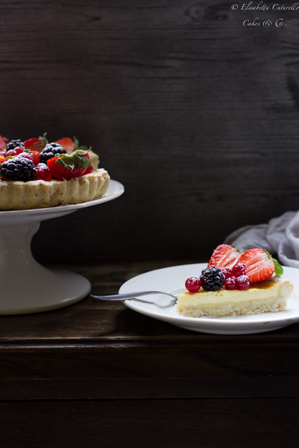 Crostata ricotta e frutti di bosco con frolla vegan al sesamo è una crostata leggera. La crema di ricotta e yogurt ha una consistenza leggera ma cremosa. I frutti di bosco sono ricchi di vitamine e antiossidanti. Inoltre la frolla senza uova e burro, ma arricchita dai semi di sesamo è molto più leggera di una frolla comune.