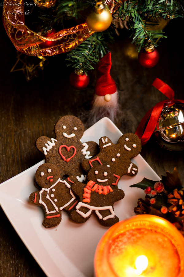 Gingerbreadman i biscotti di pan di zenzero a forma di omini da decorare scatenando la fantasia