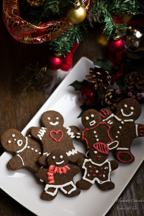 Gingerbreadman i biscotti di pan di zenzero a forma di omini da decorare scatenando la fantasia