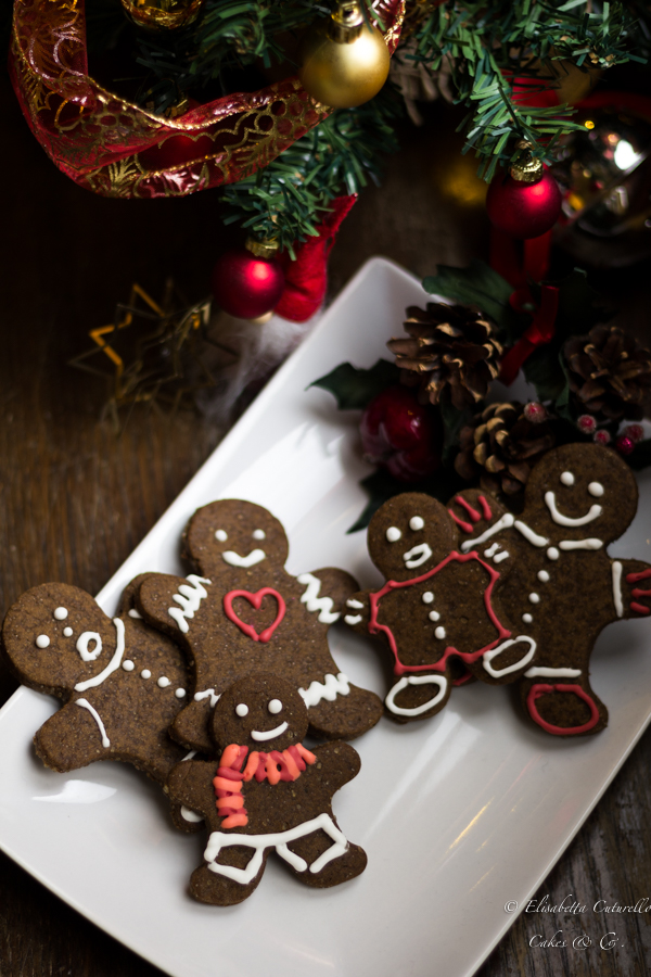 Gingerbreadman i biscotti di pan di zenzero a forma di omini da decorare scatenando la fantasia