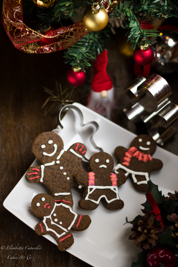 Gingerbreadman i biscotti di pan di zenzero a forma di omini da decorare scatenando la fantasia