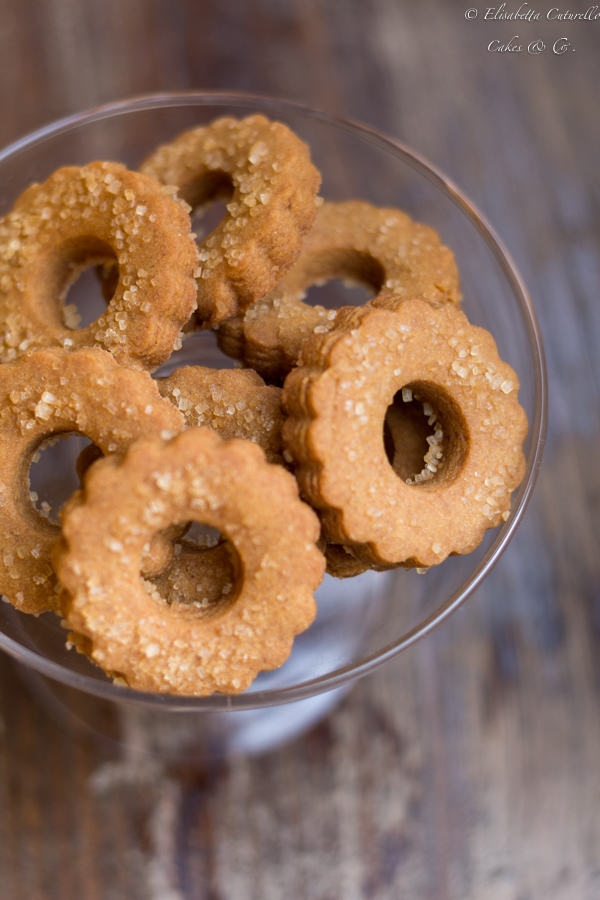 I frollini al caramello sono degli squisiti biscotti con nell'impasto la base per preparare le caramelle mou assolutamente da provare, perfetti a colazione o a merenda