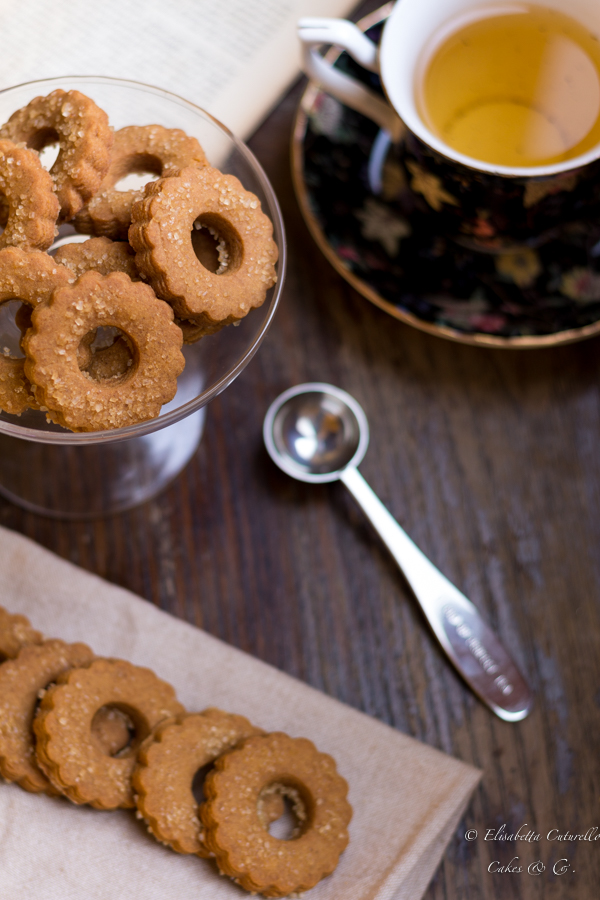 I frollini al caramello sono degli squisiti biscotti con nell'impasto la base per preparare le caramelle mou assolutamente da provare, perfetti a colazione o a merenda