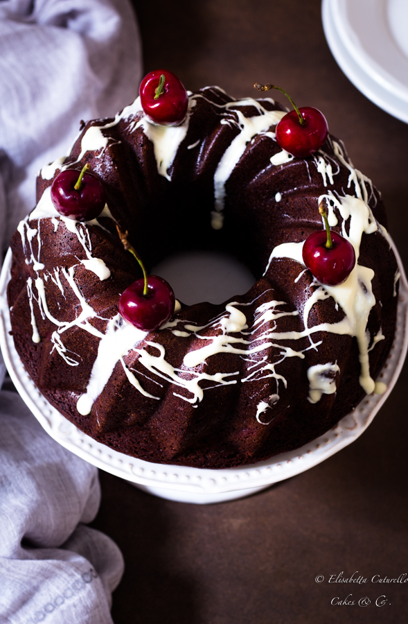 Una golosa ciambella panna ciliegie e cacao semplicissima da preparare ma elegantissima