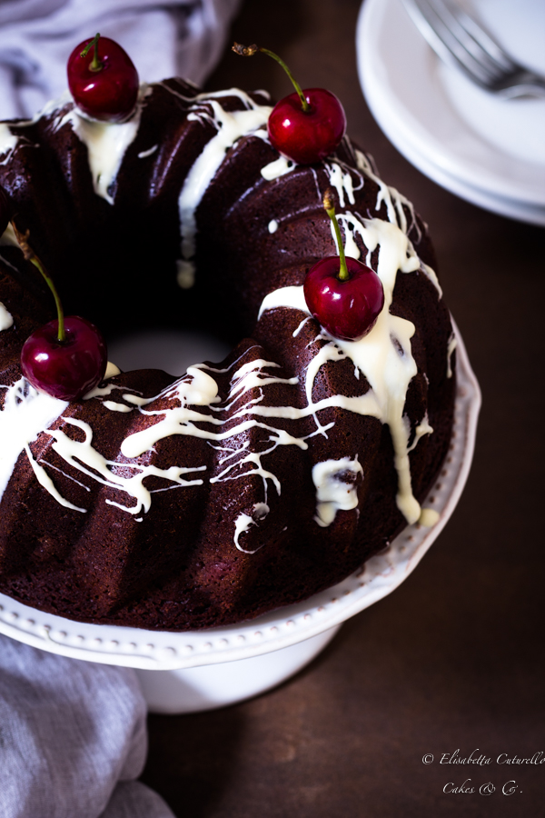 Una golosa ciambella panna ciliegie e cacao semplicissima da preparare ma elegantissima