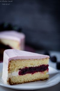 Torta alle more con frosting alla robiola e sciroppo d'acero