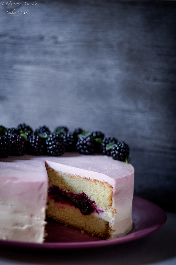 Torta alle more con frosting alla robiola e sciroppo d'acero