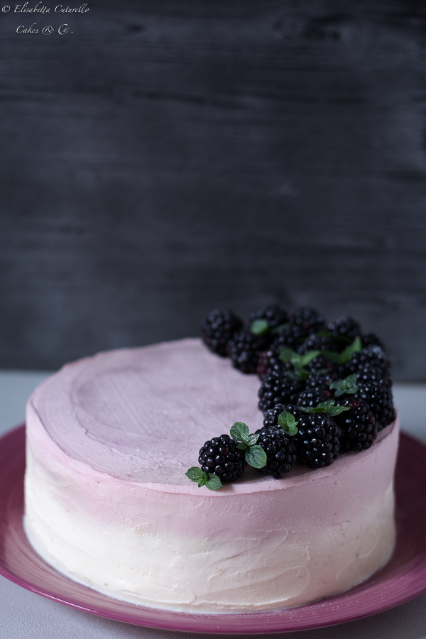 Torta alle more con frosting alla robiola e sciroppo d'acero