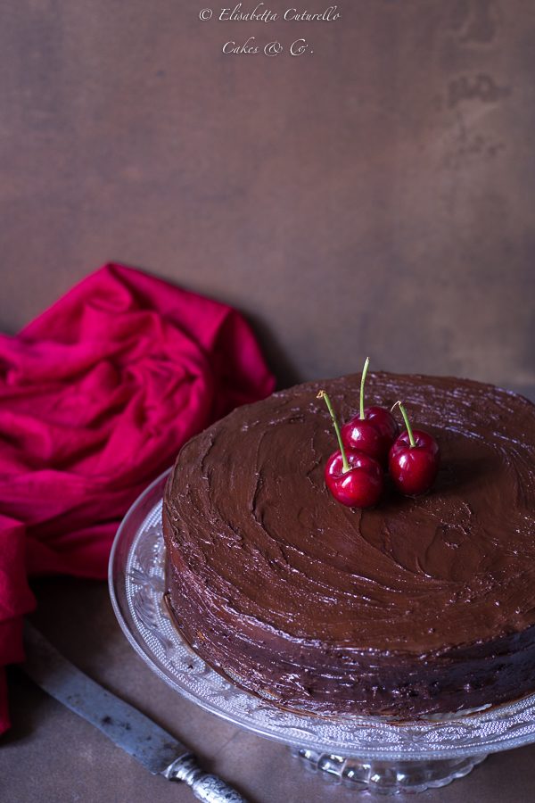 Torta con sciroppo d'acero nocciole finta composta di ciliegie