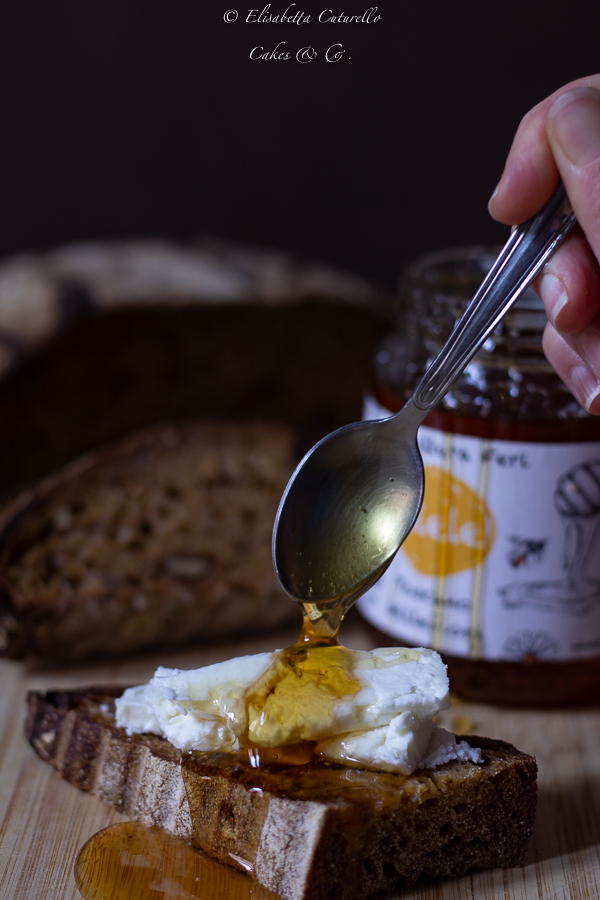 Pane speziato al succo di carota miele e noci