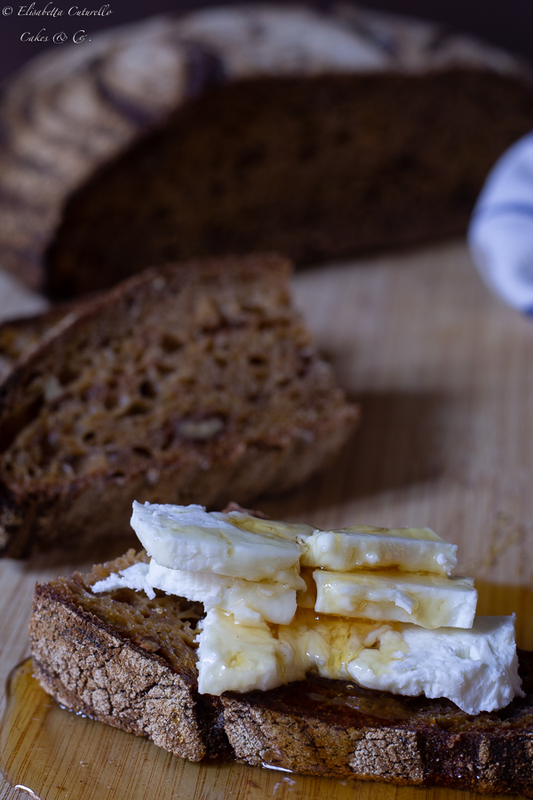 Pane speziato al succo di carota miele e noci