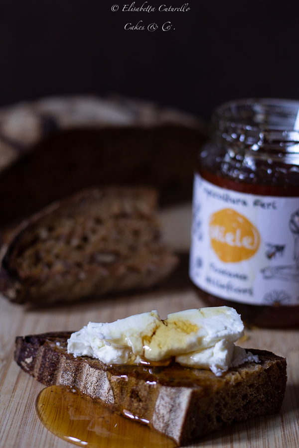 Pane speziato al succo di carota miele e noci