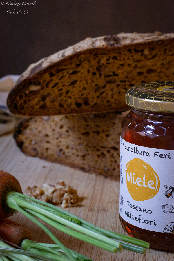 Pane speziato al succo di carota miele e noci