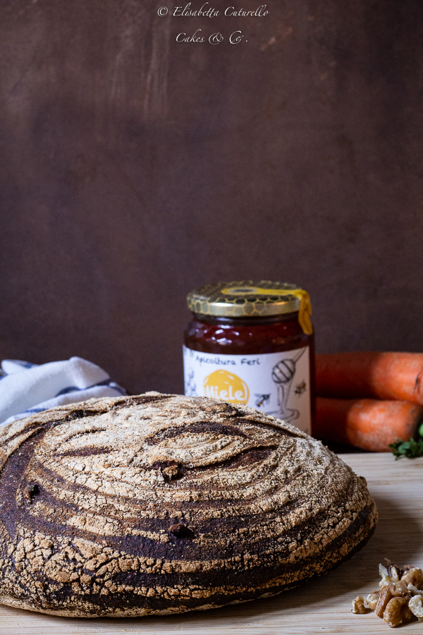 Pane speziato al succo di carota miele e noci