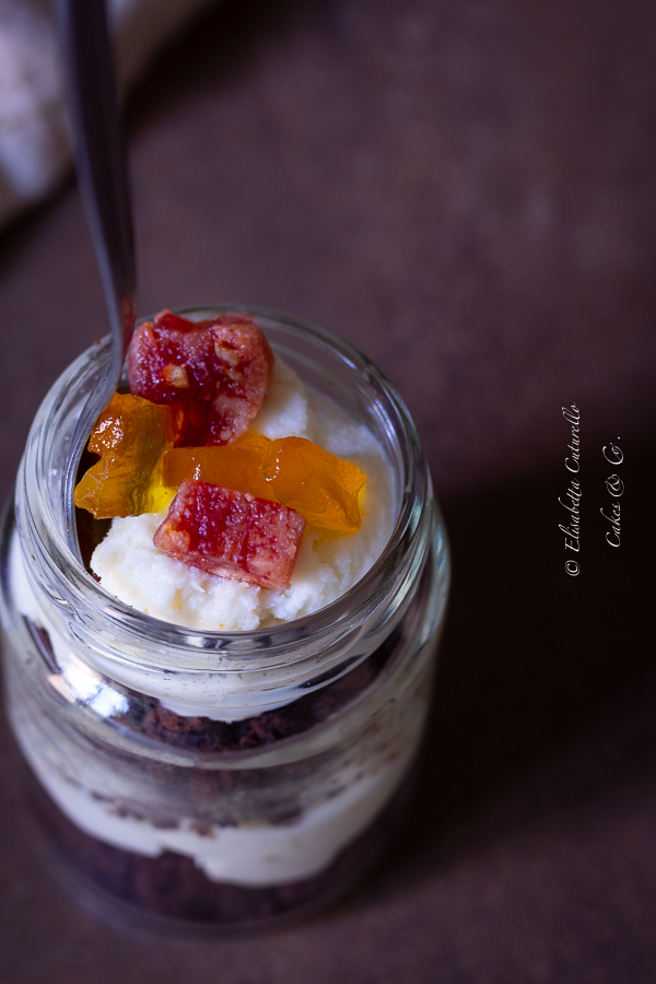 Crumble al cacao mousse di mozzarella di bufala pomodorini e peperoni  canditi Pachineat