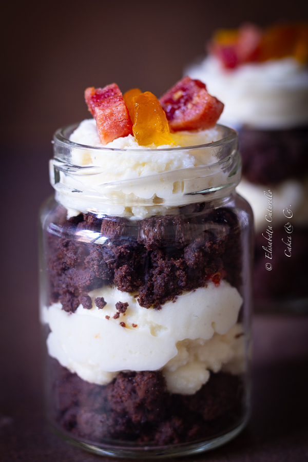 Crumble al cacao mousse di mozzarella di bufala pomodorini e peperoni canditi Pachineat